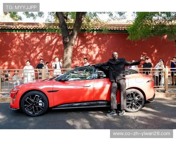 欧美足球球星街头穿搭时尚解析 展现运动与潮流完美融合